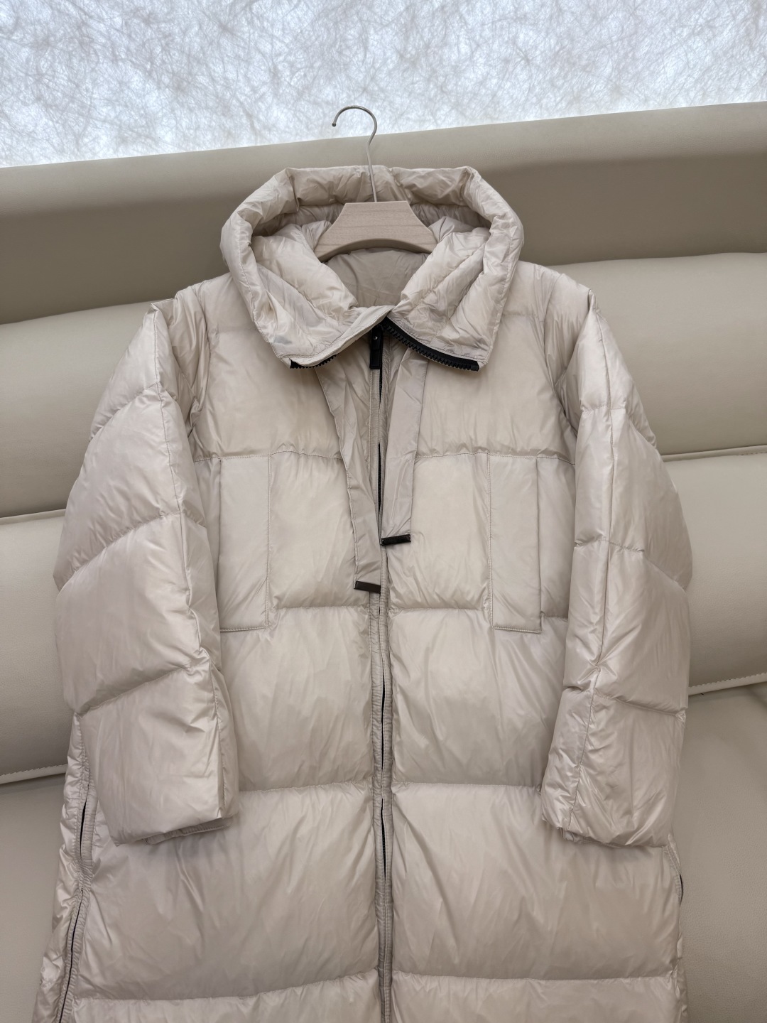 Q8818#新款羽绒服⚠️。
max 无标款‼️
超级跑量 90% 白鸭绒 长款羽绒服宽松 咖色 米白色