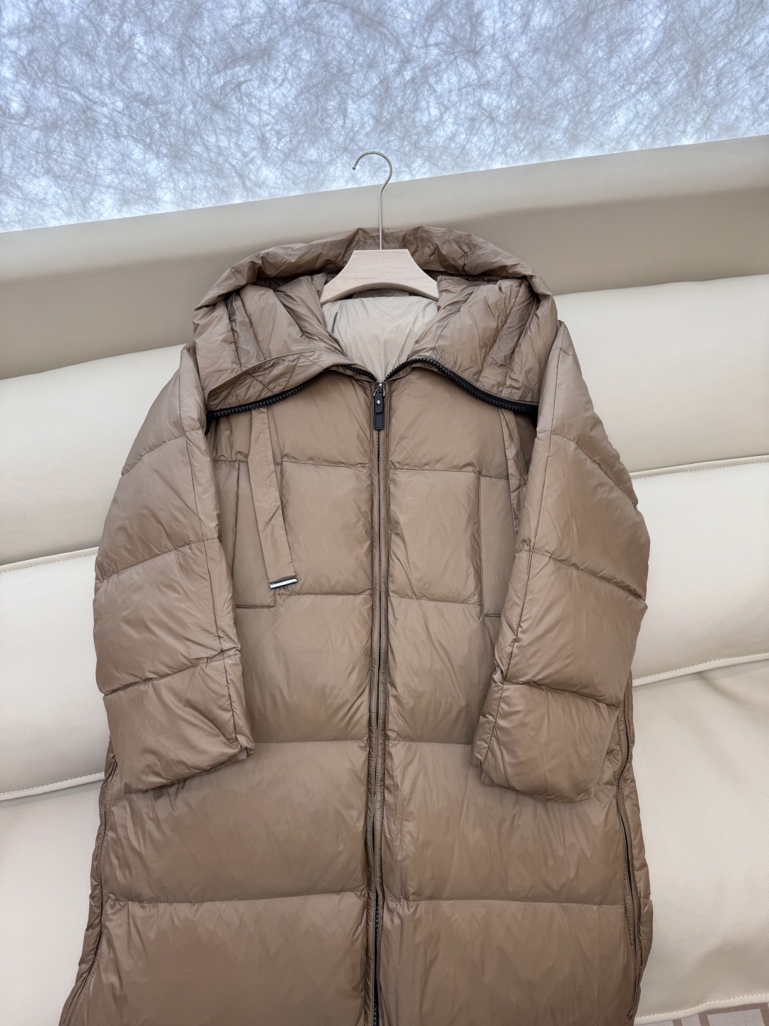 Q8818#新款羽绒服⚠️。
max 无标款‼️
超级跑量 90% 白鸭绒 长款羽绒服宽松 咖色 米白色