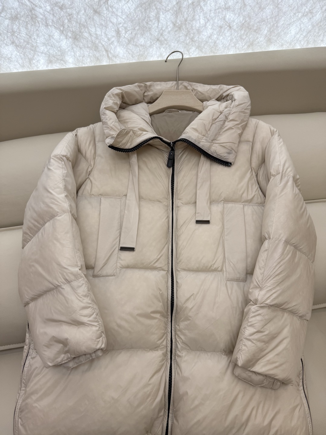 Q8816#新款羽绒服⚠️。
max 无标款‼️
超级跑量 90% 白鸭绒 中长款羽绒服宽松 咖色 米白