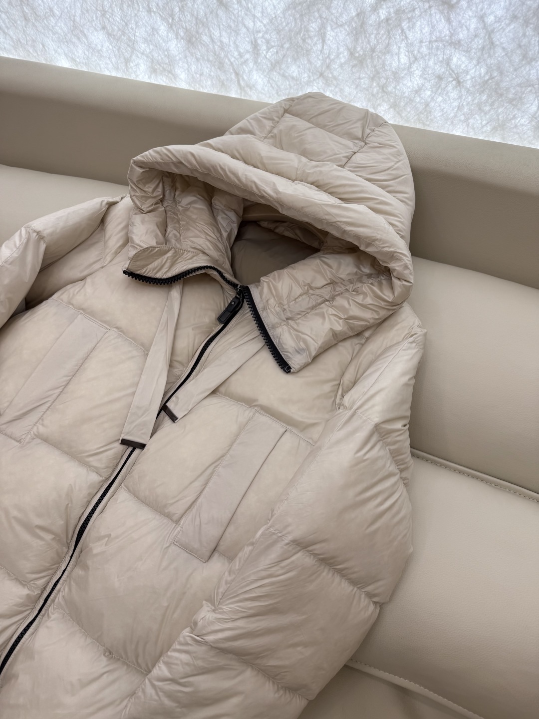 Q8816#新款羽绒服⚠️。
max 无标款‼️
超级跑量 90% 白鸭绒 中长款羽绒服宽松 咖色 米白