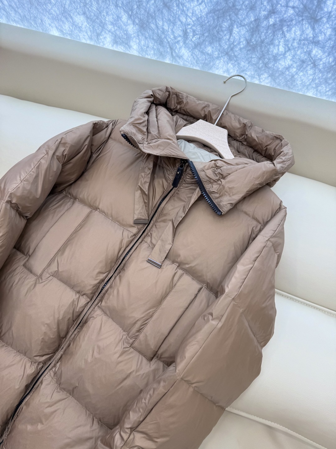 Q8816#新款羽绒服⚠️。
max 无标款‼️
超级跑量 90% 白鸭绒 中长款羽绒服宽松 咖色 米白