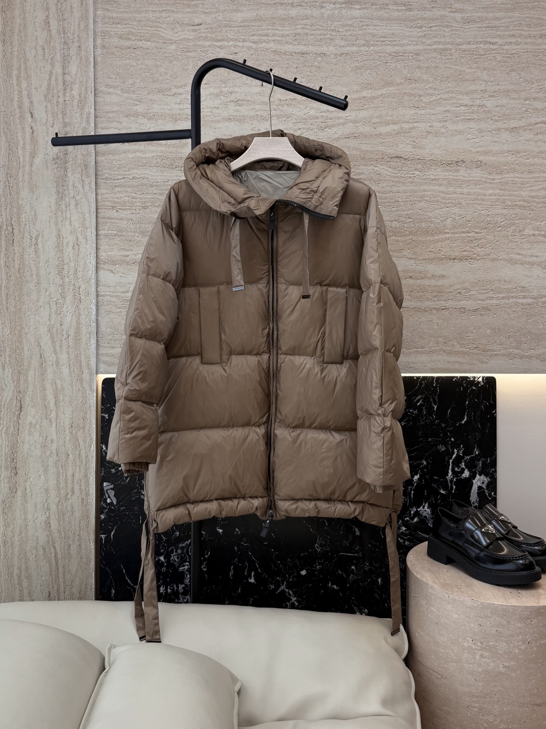 Q8816#新款羽绒服⚠️。
max 无标款‼️
超级跑量 90% 白鸭绒 中长款羽绒服宽松 咖色 米白