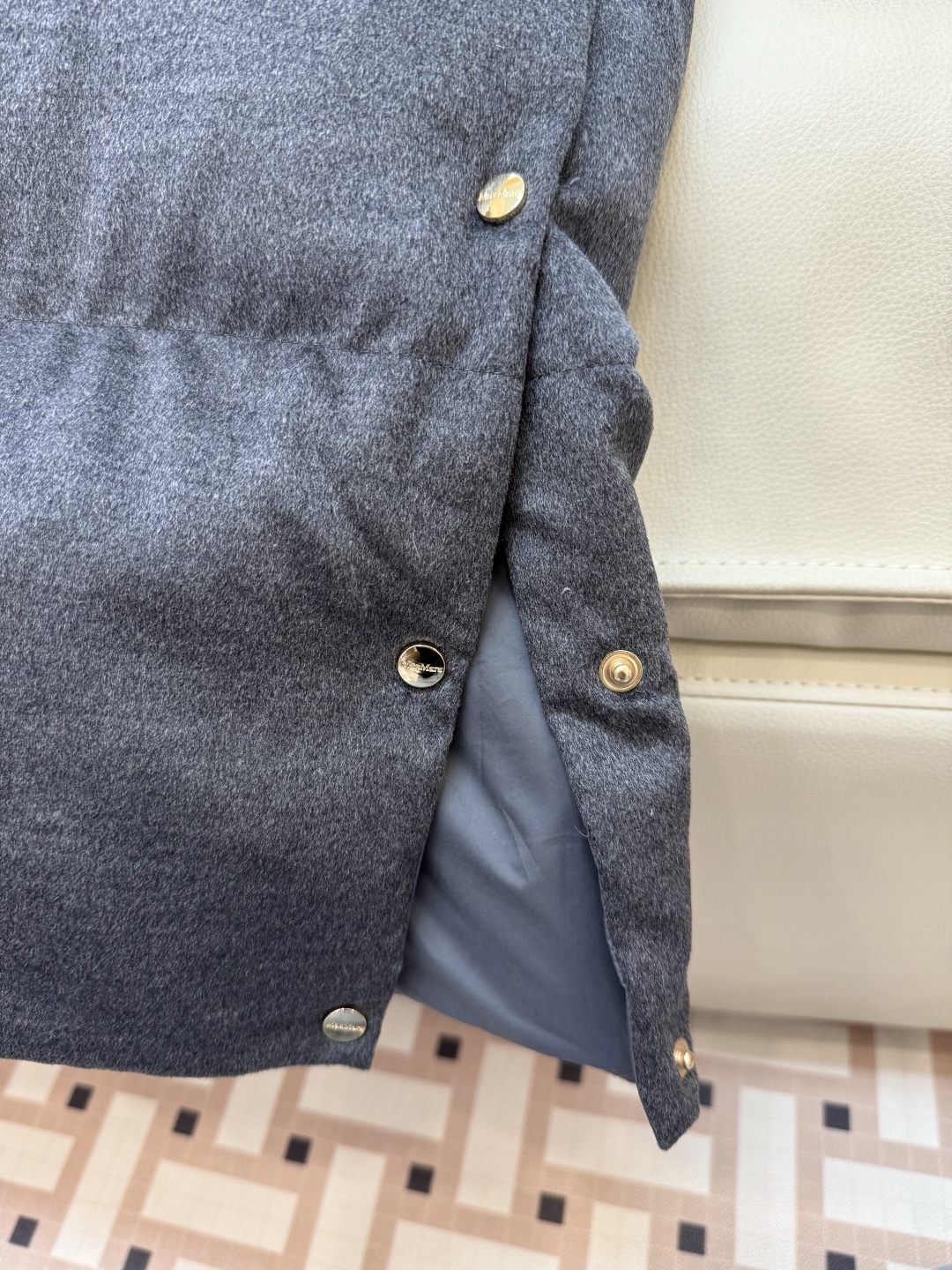 #新款羽绒服⚠️2025。
Max 羊毛料 超长款 保暖 90% 白鹅绒 羽绒服 黑色 驼色 灰色 38