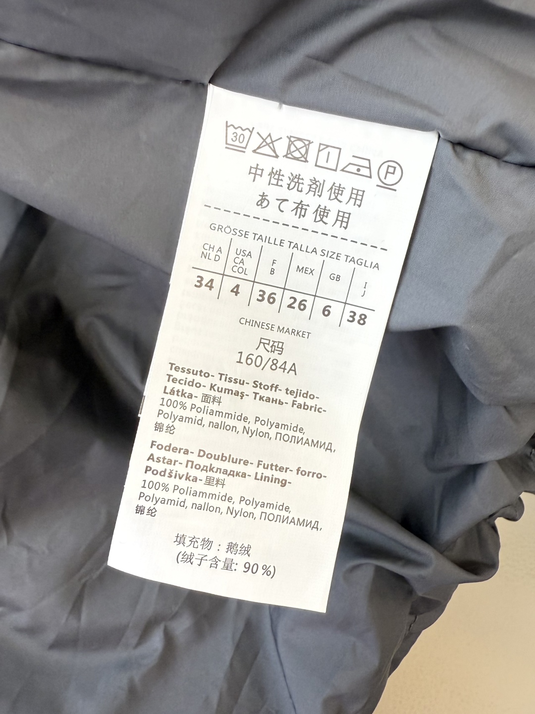 #新款羽绒服⚠️2025。
Max 羊毛料  短款 带帽 保暖 90% 白鹅绒 羽绒服 黑色 驼色 灰色