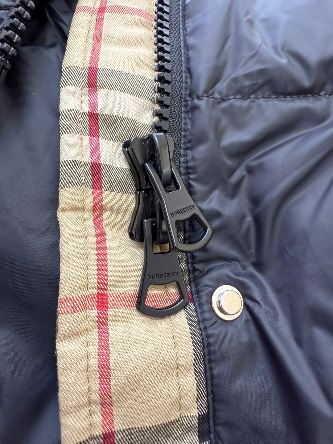 B8501#新款羽绒服⚠️2025。
Bur 巴宝莉 格纹修身配腰带 羽绒服 长款 黑色 军绿色 杏色 