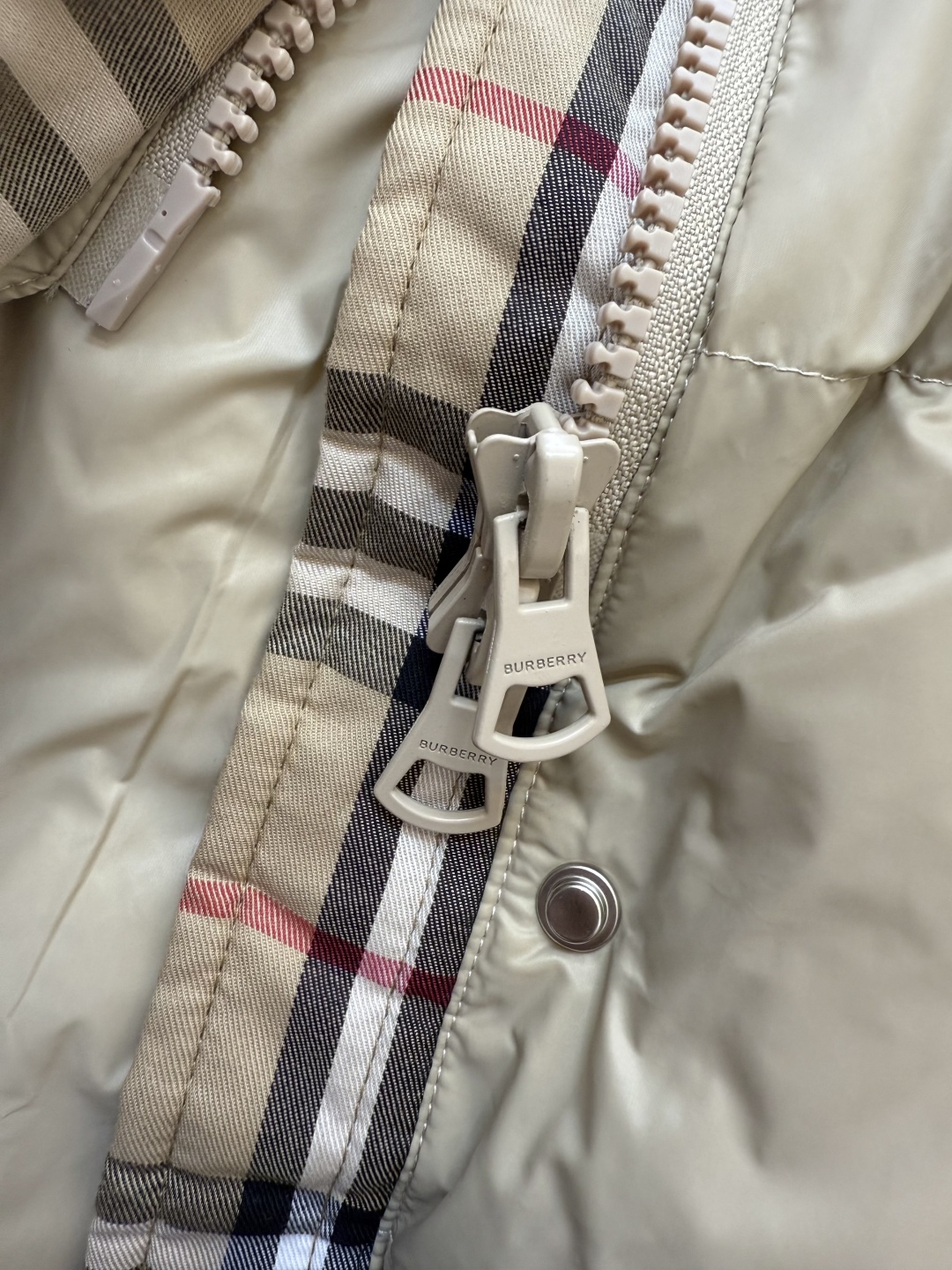 B8501#新款羽绒服⚠️2025。
Bur 巴宝莉 格纹修身配腰带 羽绒服 长款 黑色 军绿色 杏色 