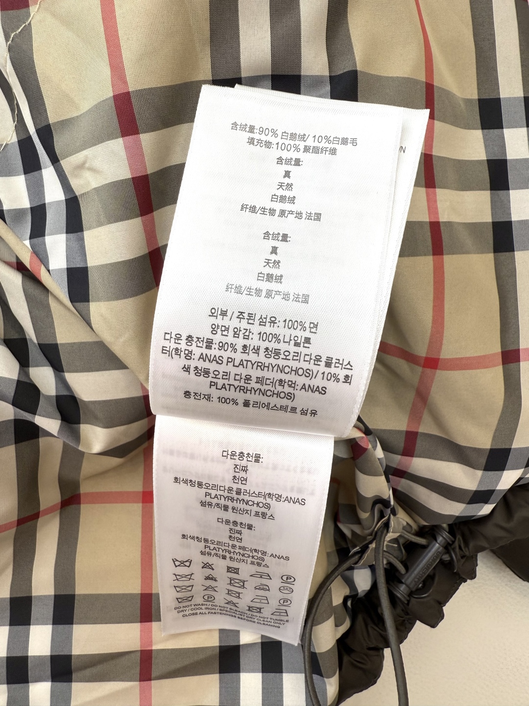 #新款羽绒服⚠️2025。
BUR 巴宝莉 拉链款 90% 白鹅绒 羽绒服 短款 紫粉色 军绿色 黑色 