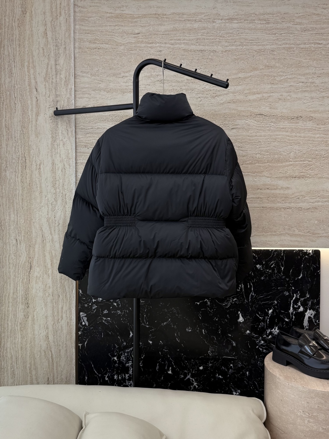 ##新款羽绒服⚠️2025。
Prada 三角标 90% 白鹅绒 保暖长袖羽绒服 短款黑色 冷白色 米白