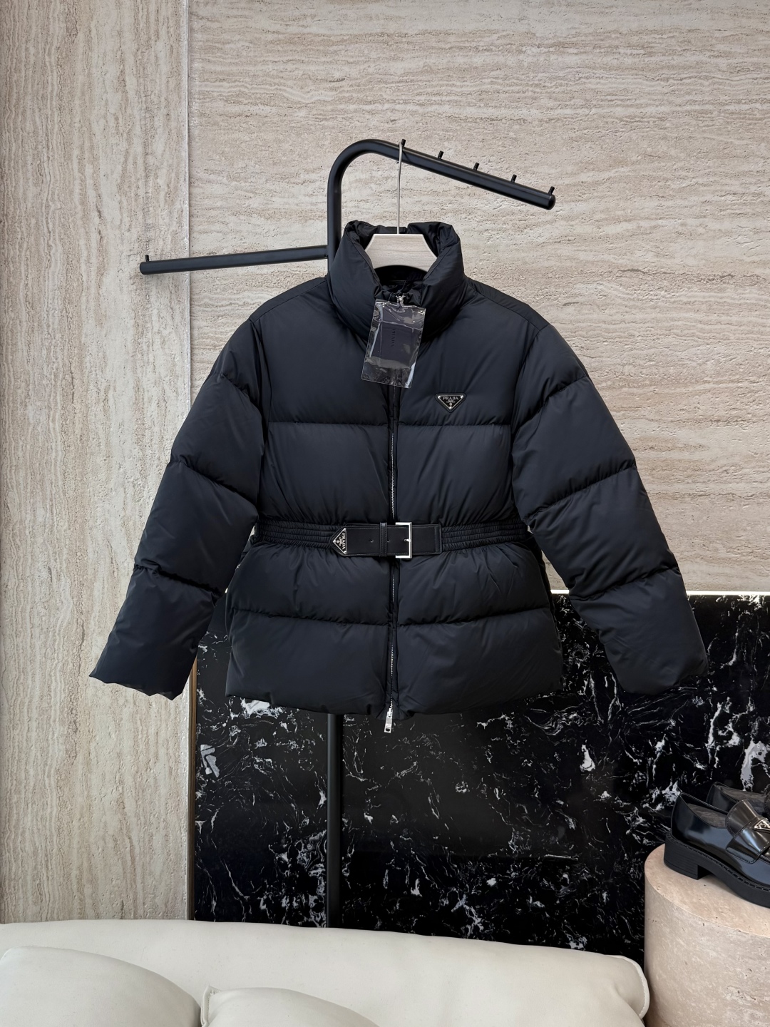 ##新款羽绒服⚠️2025。
Prada 三角标 90% 白鹅绒 保暖长袖羽绒服 短款黑色 冷白色 米白