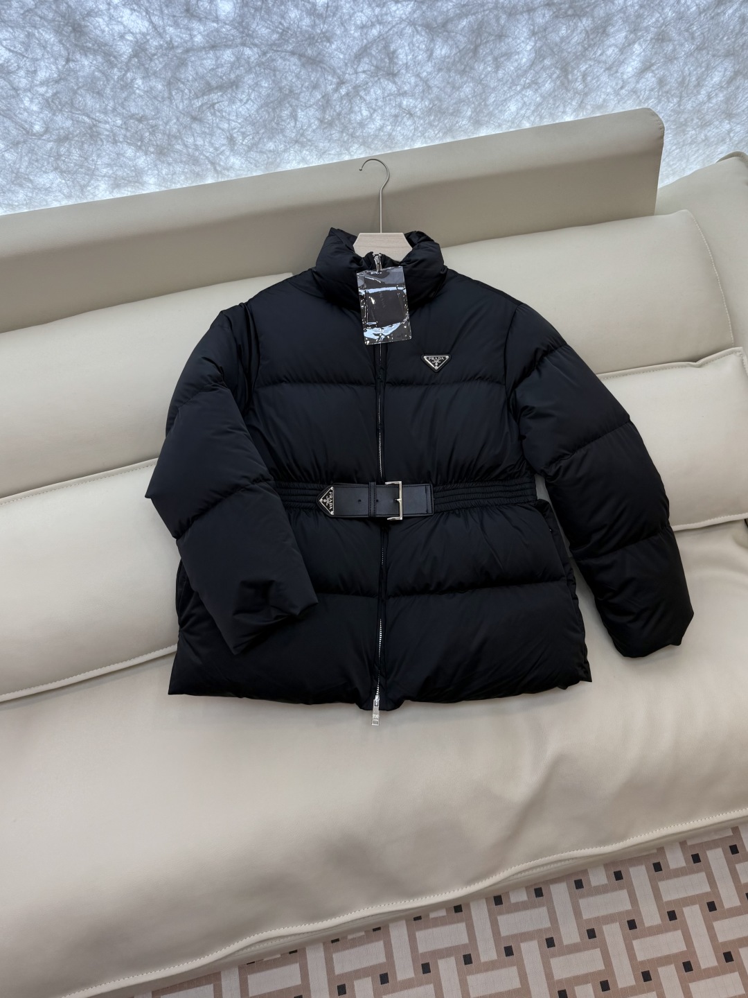 ##新款羽绒服⚠️2025。
Prada 三角标 90% 白鹅绒 保暖长袖羽绒服 短款黑色 冷白色 米白