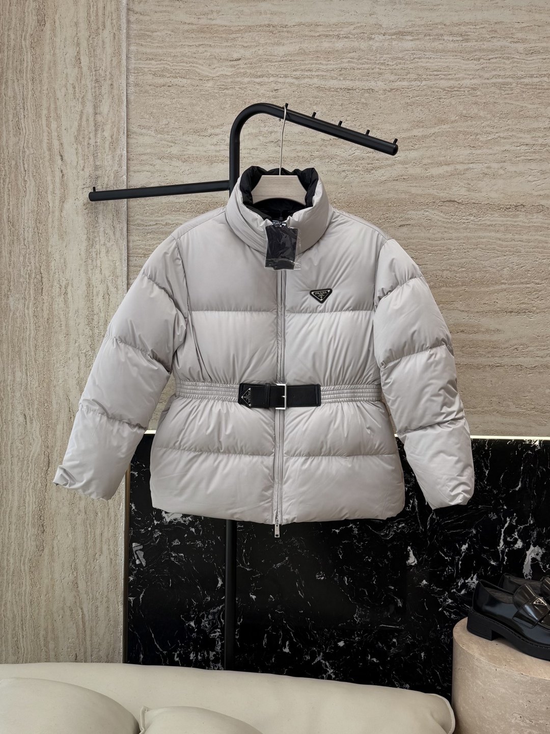 ##新款羽绒服⚠️2025。
Prada 三角标 90% 白鹅绒 保暖长袖羽绒服 短款黑色 冷白色 米白