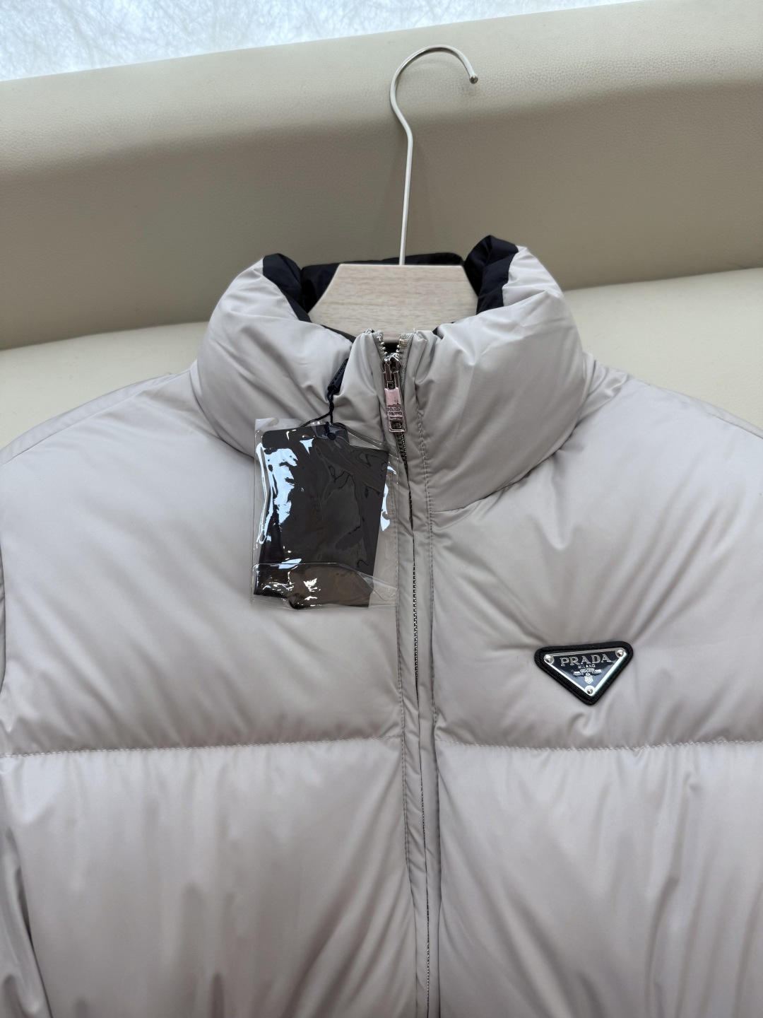 ##新款羽绒服⚠️2025。
Prada 三角标 90% 白鹅绒 保暖长袖羽绒服 短款黑色 冷白色 米白