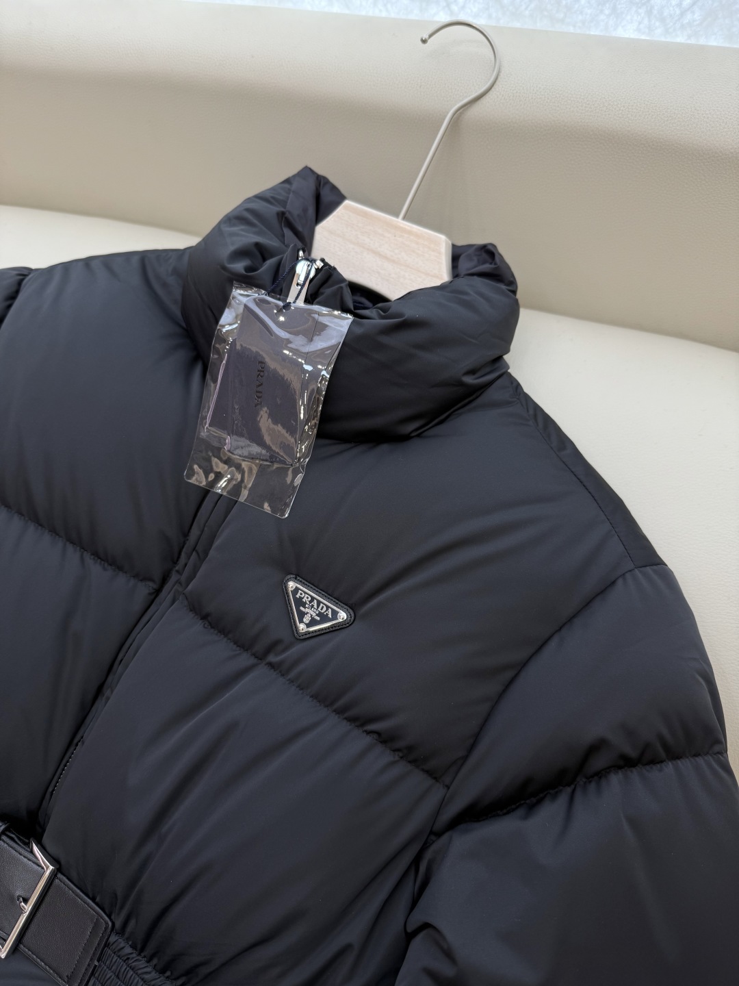 ##新款羽绒服⚠️2025。
Prada 三角标 90% 白鹅绒 保暖长袖羽绒服 短款黑色 冷白色 米白
