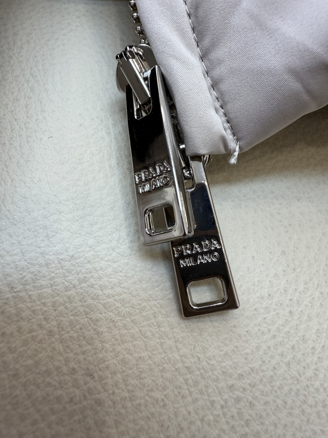 ##新款羽绒服⚠️2025。
Prada 三角标 90% 白鹅绒 保暖长袖羽绒服 短款黑色 冷白色 米白