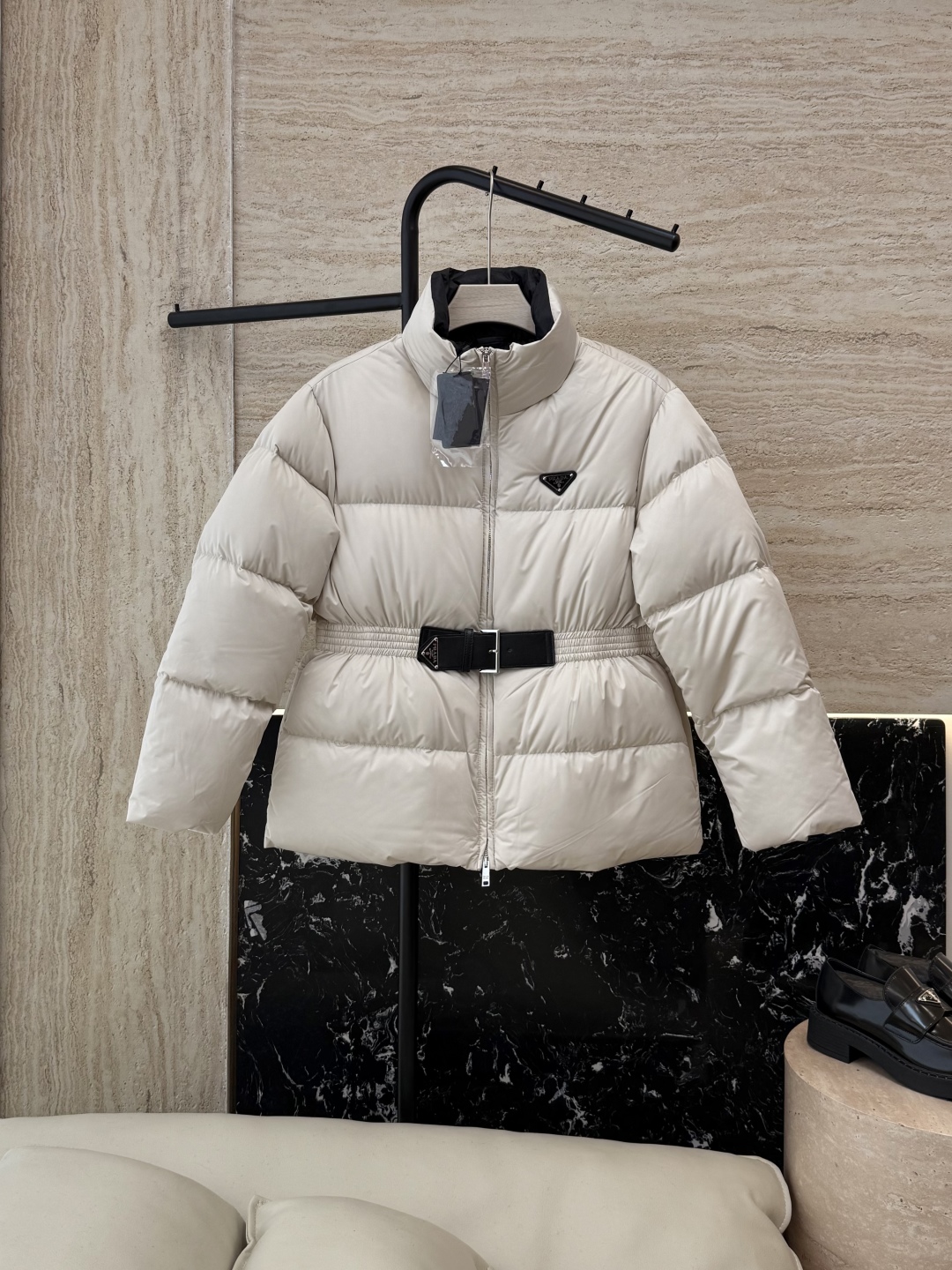 ##新款羽绒服⚠️2025。
Prada 三角标 90% 白鹅绒 保暖长袖羽绒服 短款黑色 冷白色 米白