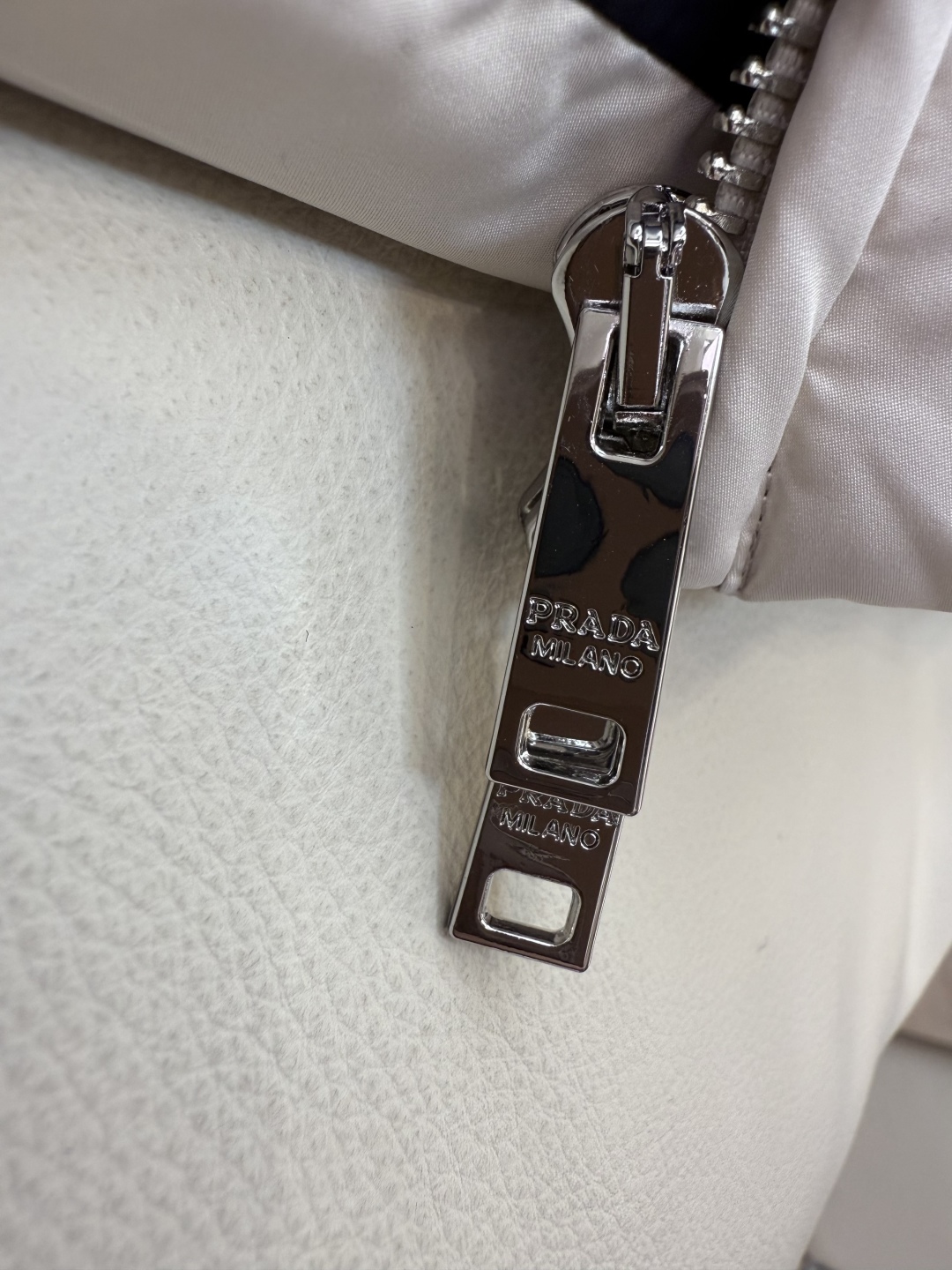 ##新款羽绒服⚠️2025。
Prada 三角标 90% 白鹅绒 保暖长袖羽绒服 短款黑色 冷白色 米白