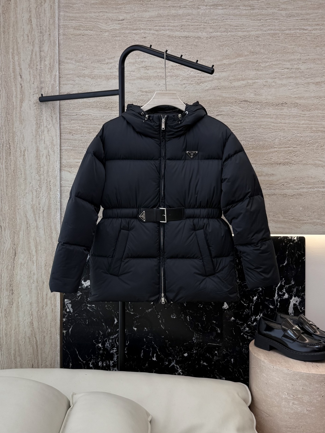 #新款羽绒服⚠️2025。
Prada 三角标 90% 白鹅绒 保暖长袖羽绒服 带帽款 黑色 冷白色 米