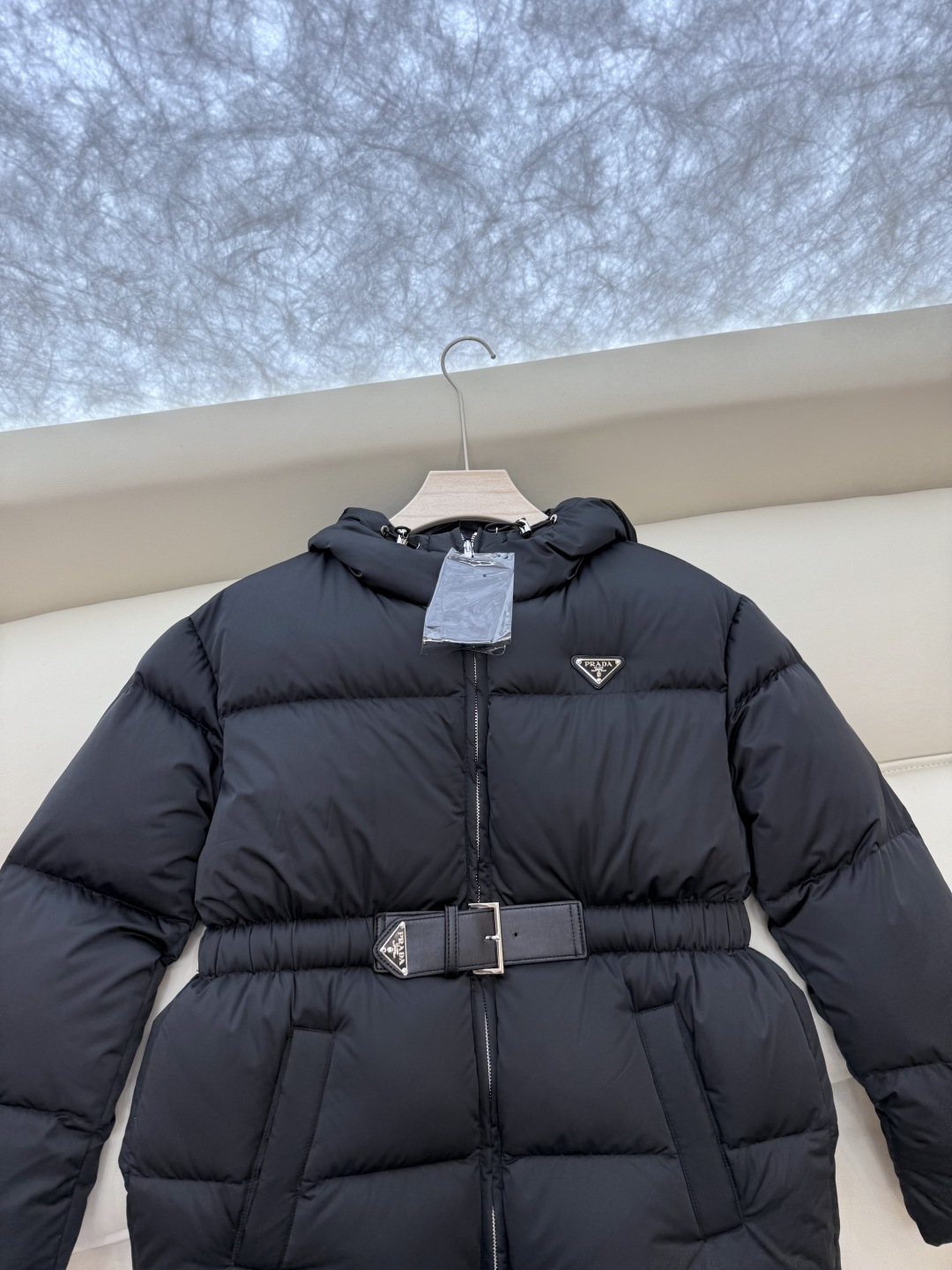 #新款羽绒服⚠️2025。
Prada 三角标 90% 白鹅绒 保暖长袖羽绒服 带帽款 黑色 冷白色 米
