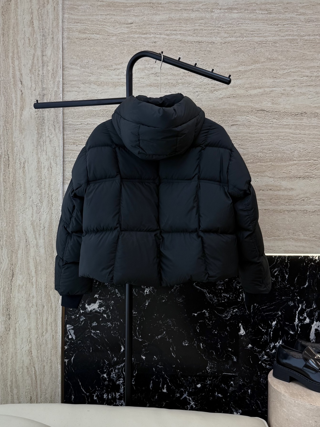 #新款羽绒服⚠️2025。
Prada 三角标 90% 白鹅绒 保暖长袖羽绒服 短款黑色 咖色 米白色 