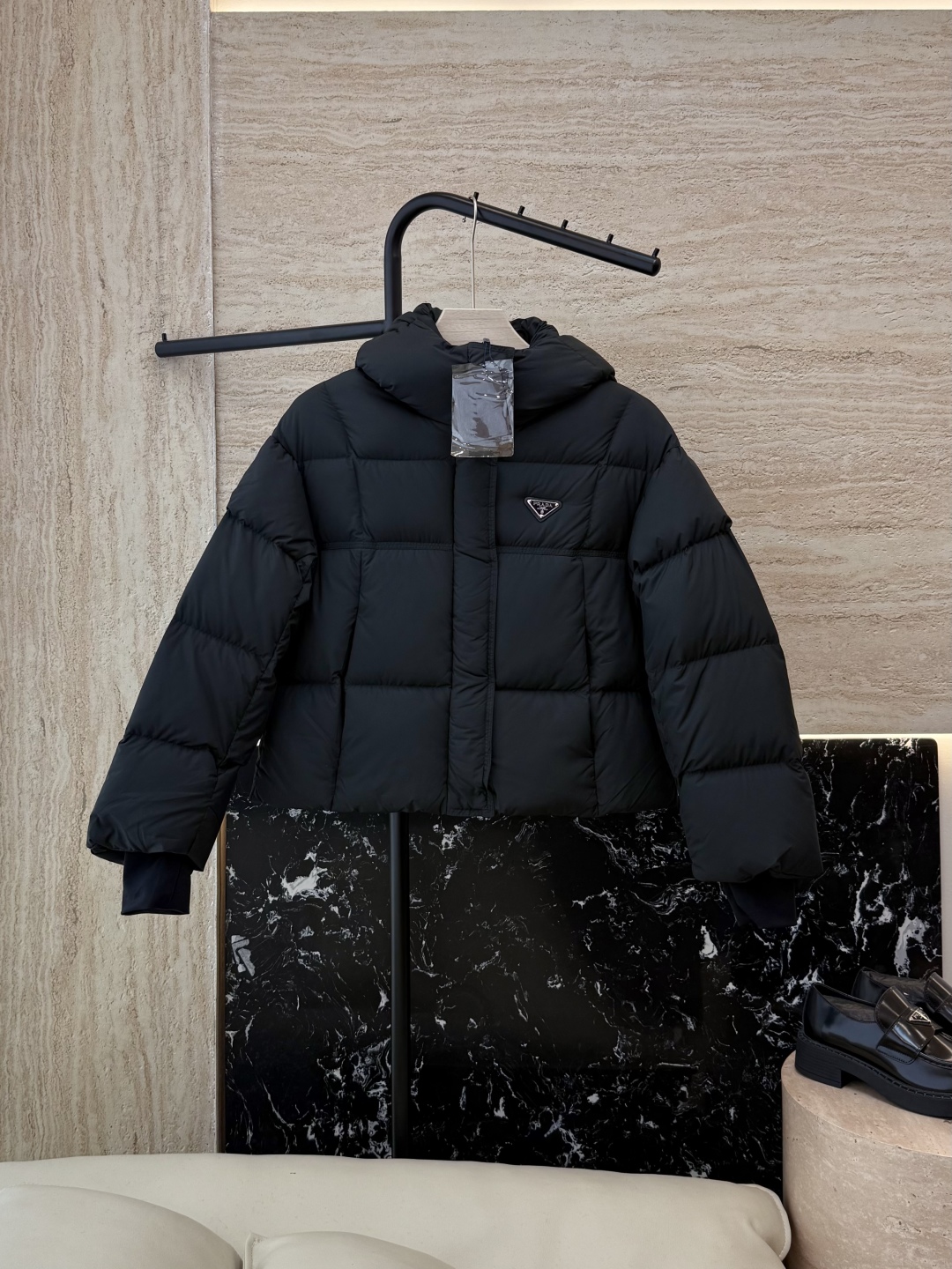 #新款羽绒服⚠️2025。
Prada 三角标 90% 白鹅绒 保暖长袖羽绒服 短款黑色 咖色 米白色 