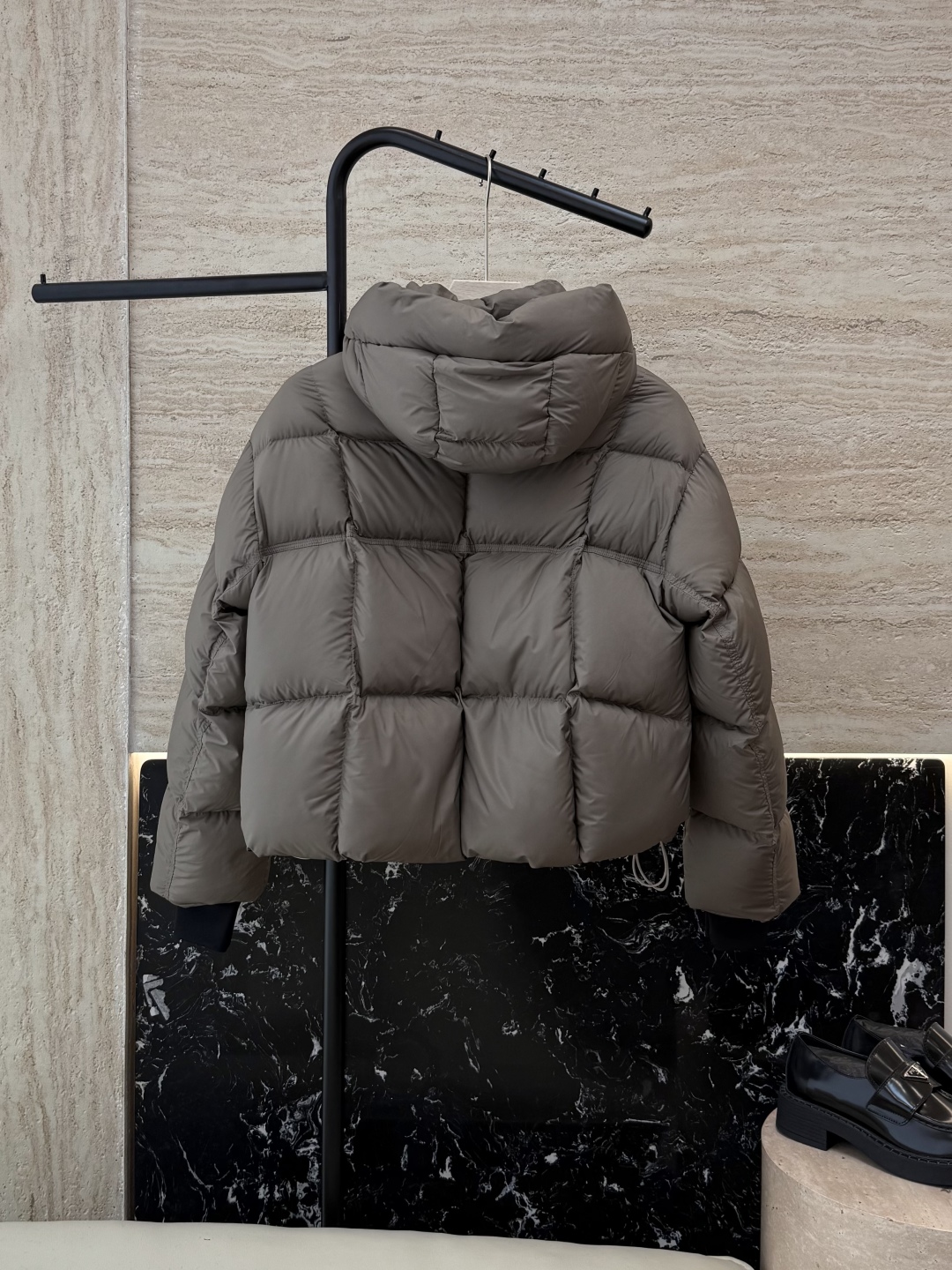 #新款羽绒服⚠️2025。
Prada 三角标 90% 白鹅绒 保暖长袖羽绒服 短款黑色 咖色 米白色 