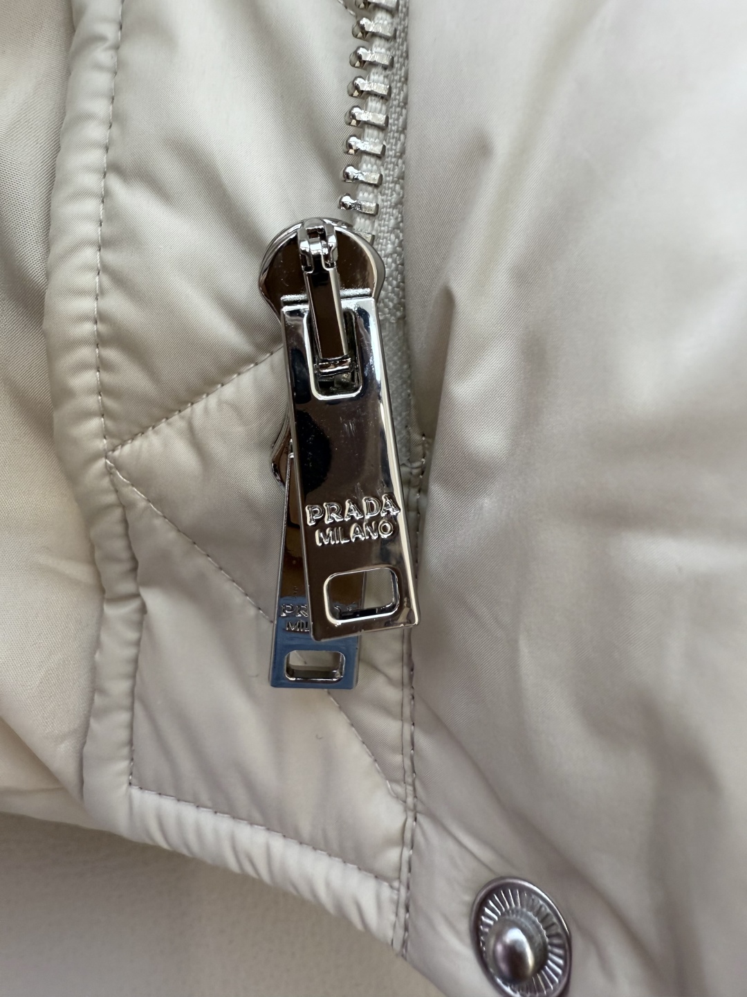 #新款羽绒服⚠️2025。
Prada 三角标 90% 白鹅绒 保暖长袖羽绒服 短款黑色 咖色 米白色 
