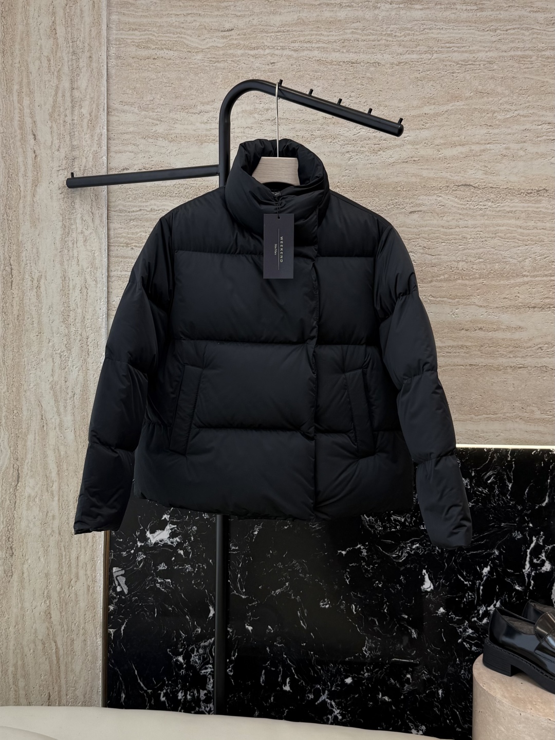 #新款羽绒服⚠️2025。
Max mara/weekend  90%白鹅绒立领 长袖短款 羽绒服  黑