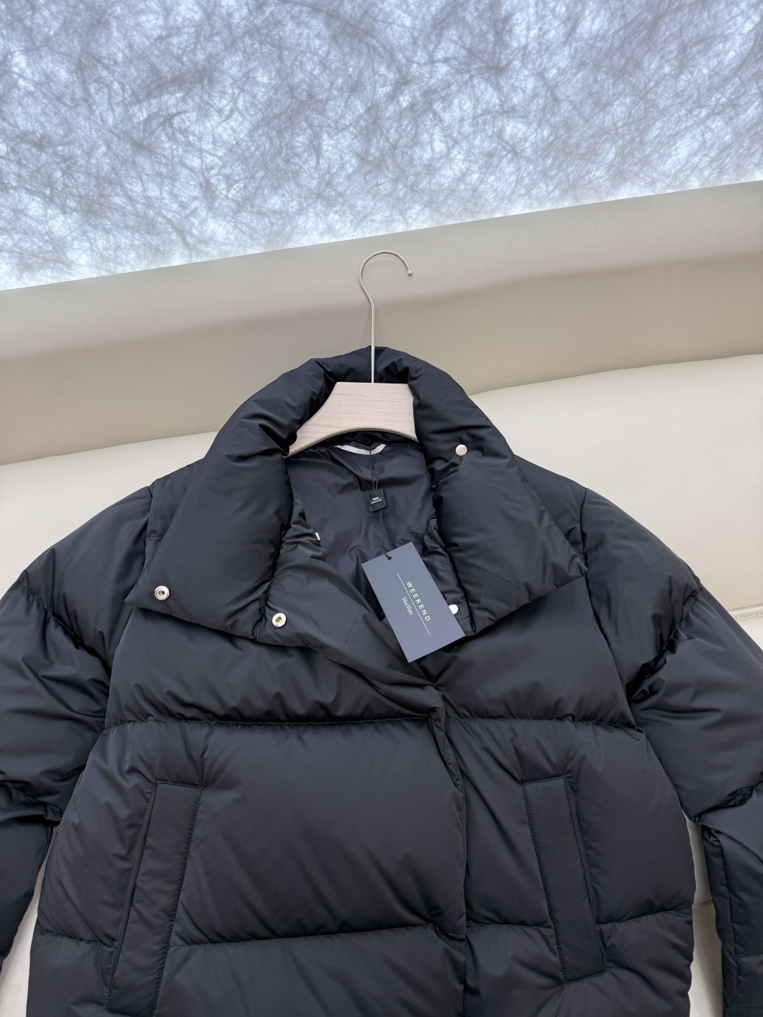 #新款羽绒服⚠️2025。
Max mara/weekend  90%白鹅绒立领 长袖短款 羽绒服  黑