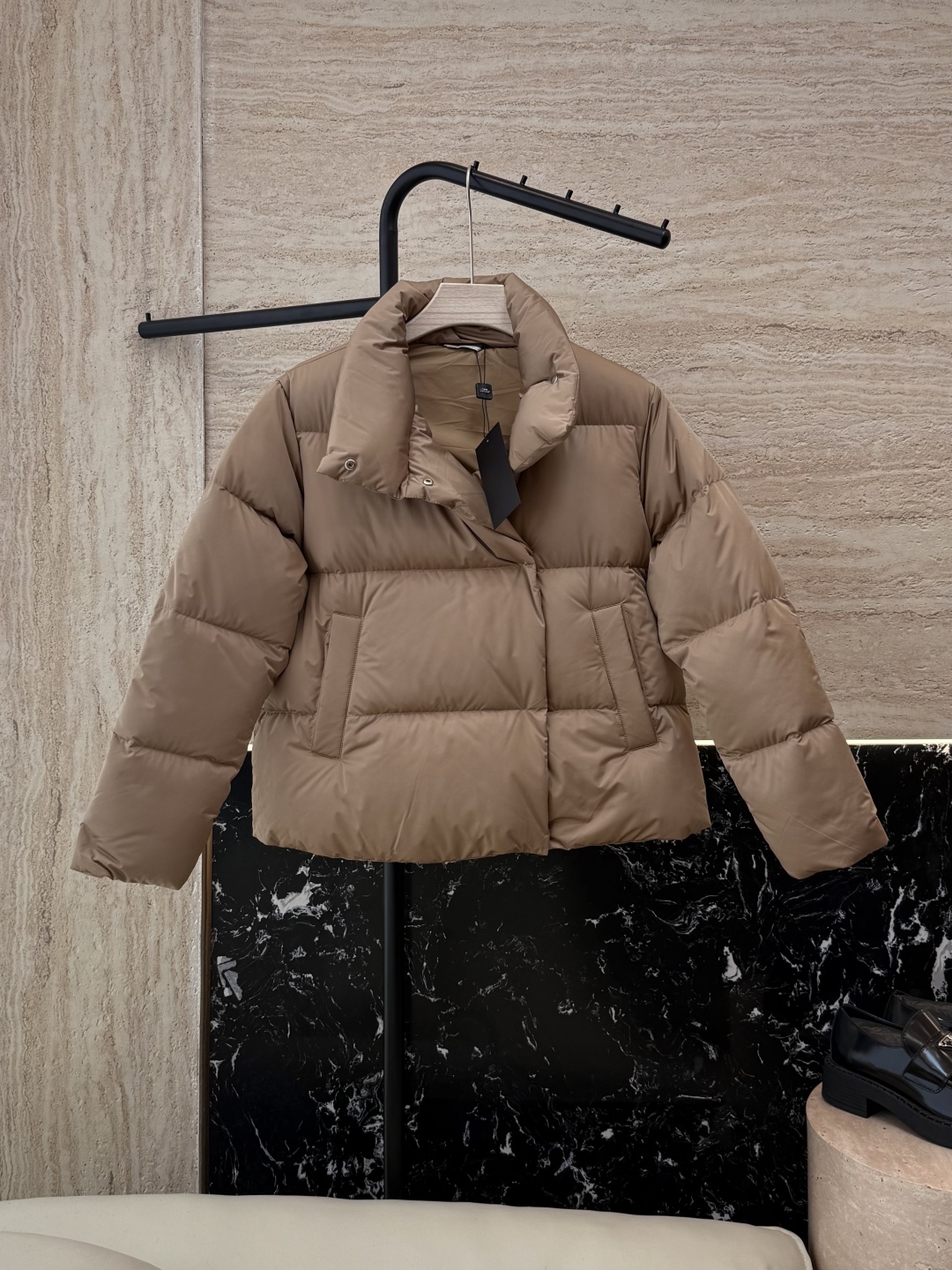 #新款羽绒服⚠️2025。
Max mara/weekend  90%白鹅绒立领 长袖短款 羽绒服  黑