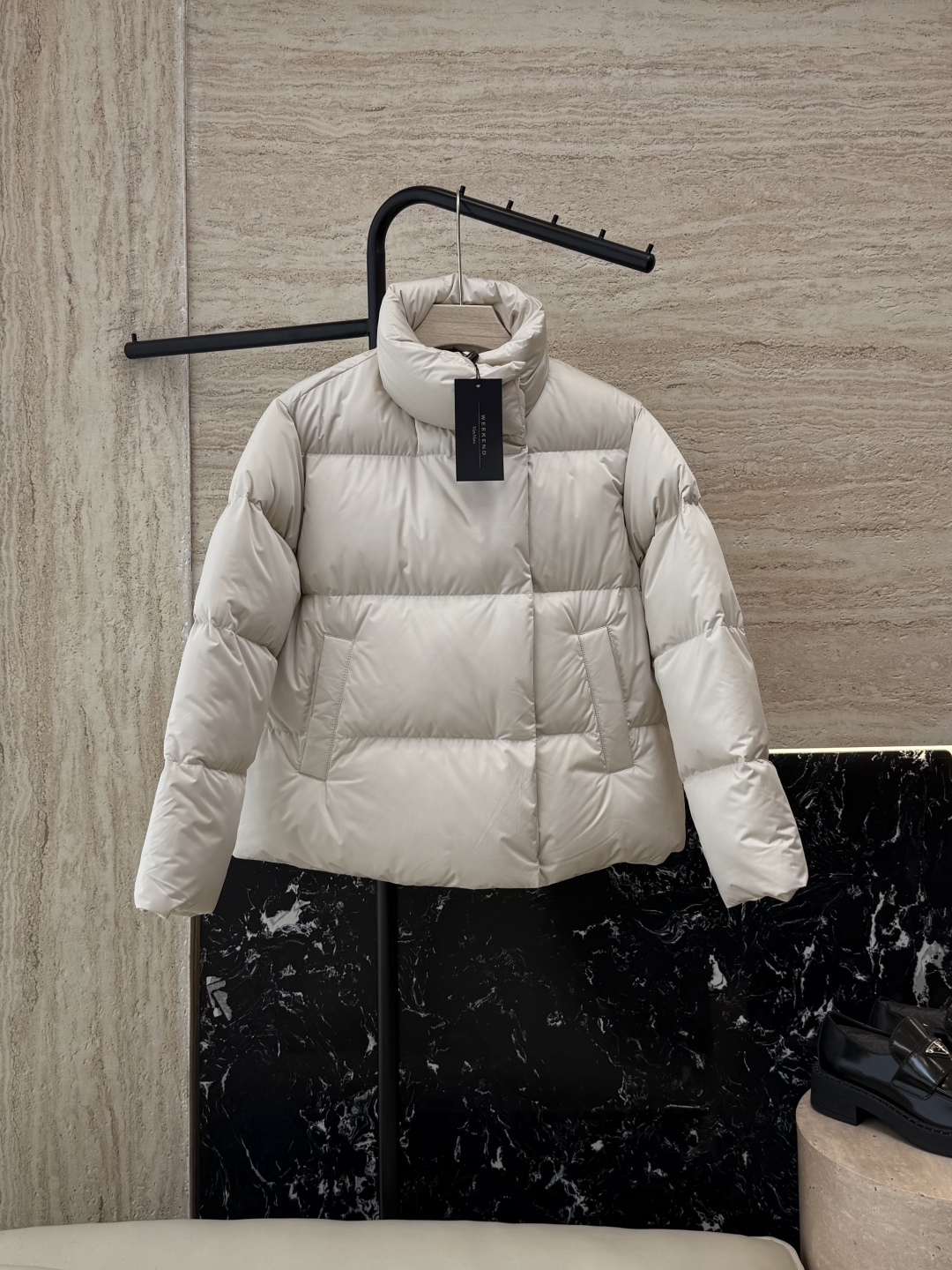 #新款羽绒服⚠️2025。
Max mara/weekend  90%白鹅绒立领 长袖短款 羽绒服  黑