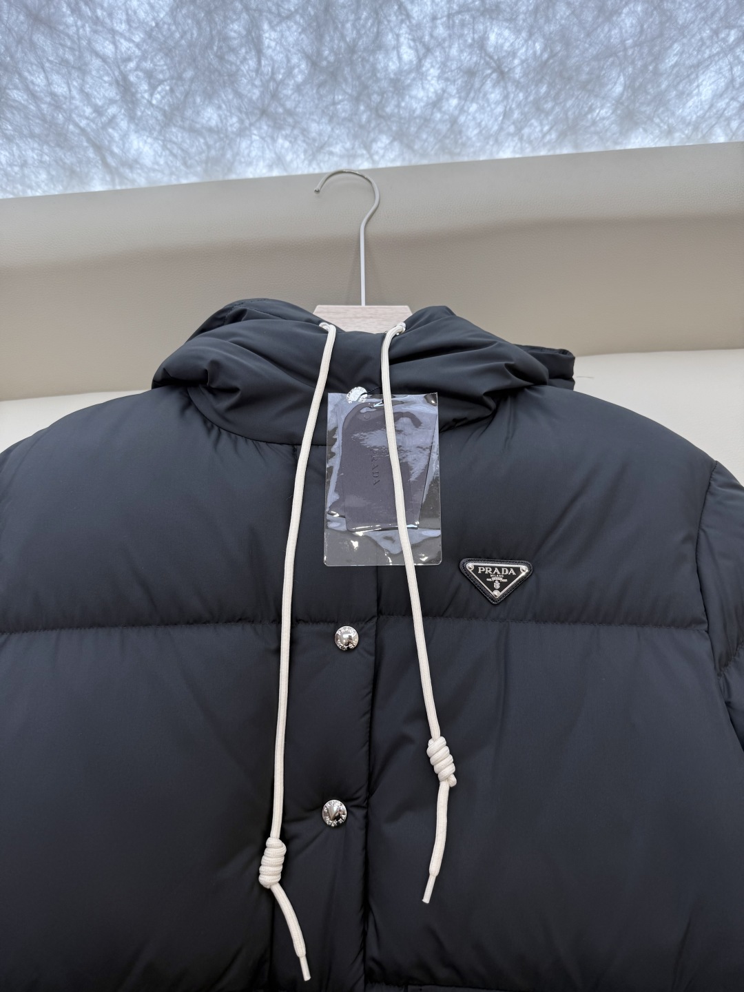 #新款羽绒服⚠️2025。
Prada 三角标 90% 白鹅绒 保暖长袖羽绒服 短款 黑色 咖色 米白色