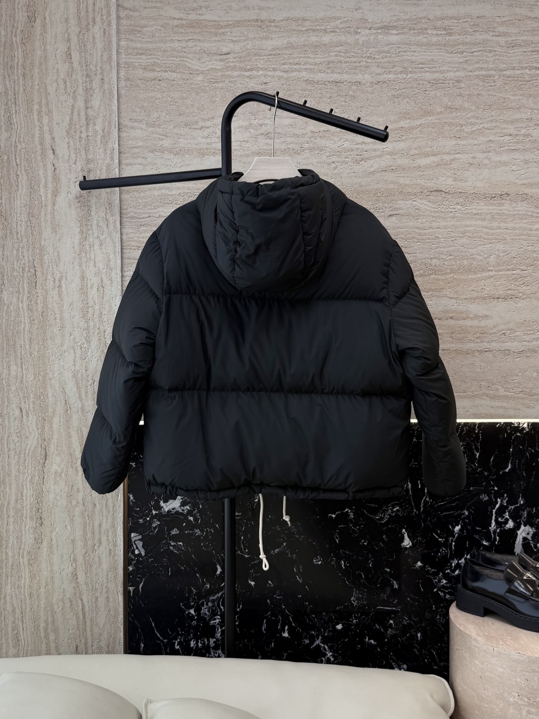 #新款羽绒服⚠️2025。
Prada 三角标 90% 白鹅绒 保暖长袖羽绒服 短款 黑色 咖色 米白色