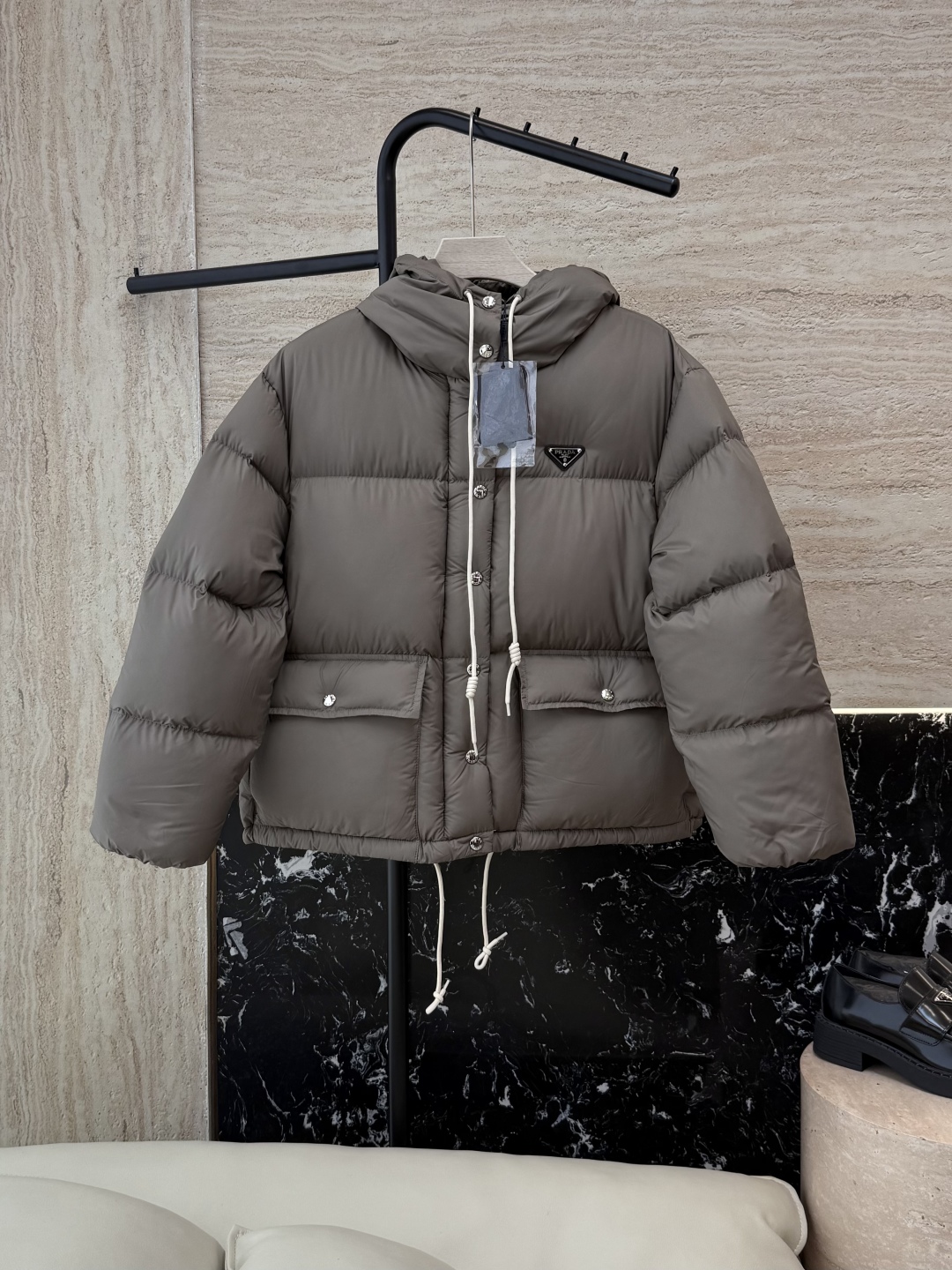 #新款羽绒服⚠️2025。
Prada 三角标 90% 白鹅绒 保暖长袖羽绒服 短款 黑色 咖色 米白色