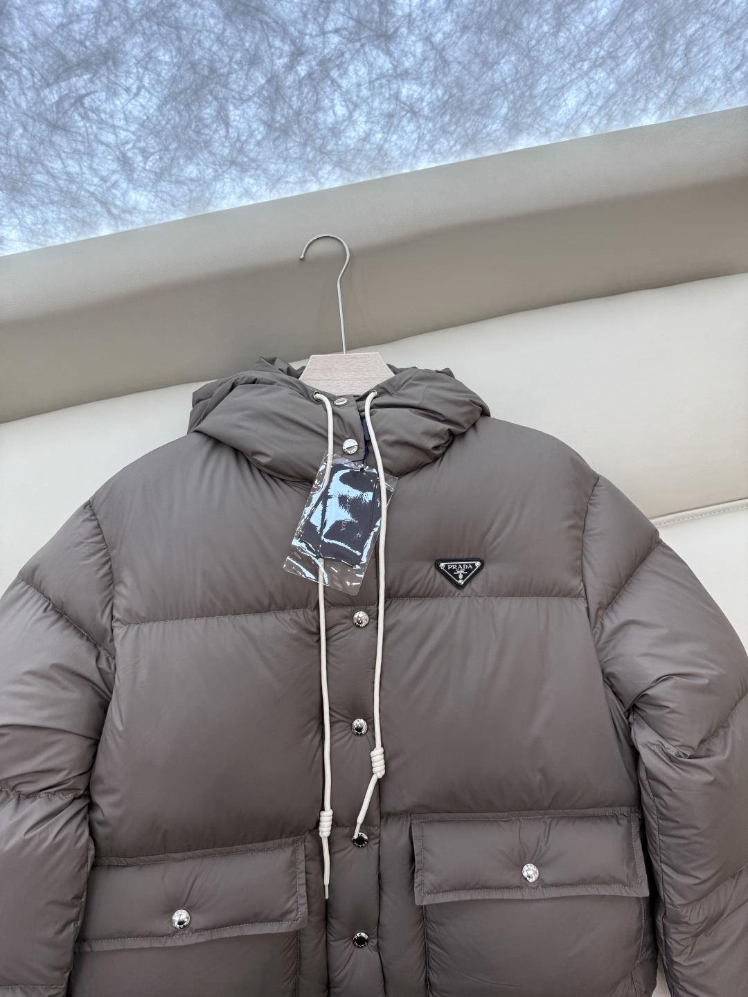 #新款羽绒服⚠️2025。
Prada 三角标 90% 白鹅绒 保暖长袖羽绒服 短款 黑色 咖色 米白色