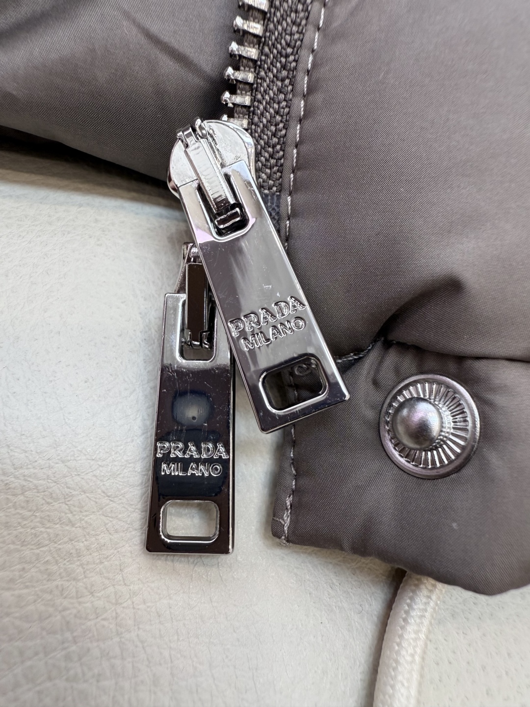 #新款羽绒服⚠️2025。
Prada 三角标 90% 白鹅绒 保暖长袖羽绒服 短款 黑色 咖色 米白色