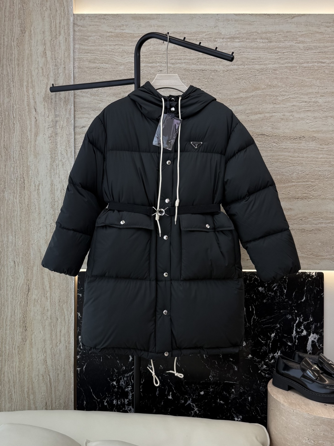 #新款羽绒服⚠️2025。
Prada 三角标 90% 白鹅绒 保暖长袖羽绒服 长款 黑色 咖色 米白色