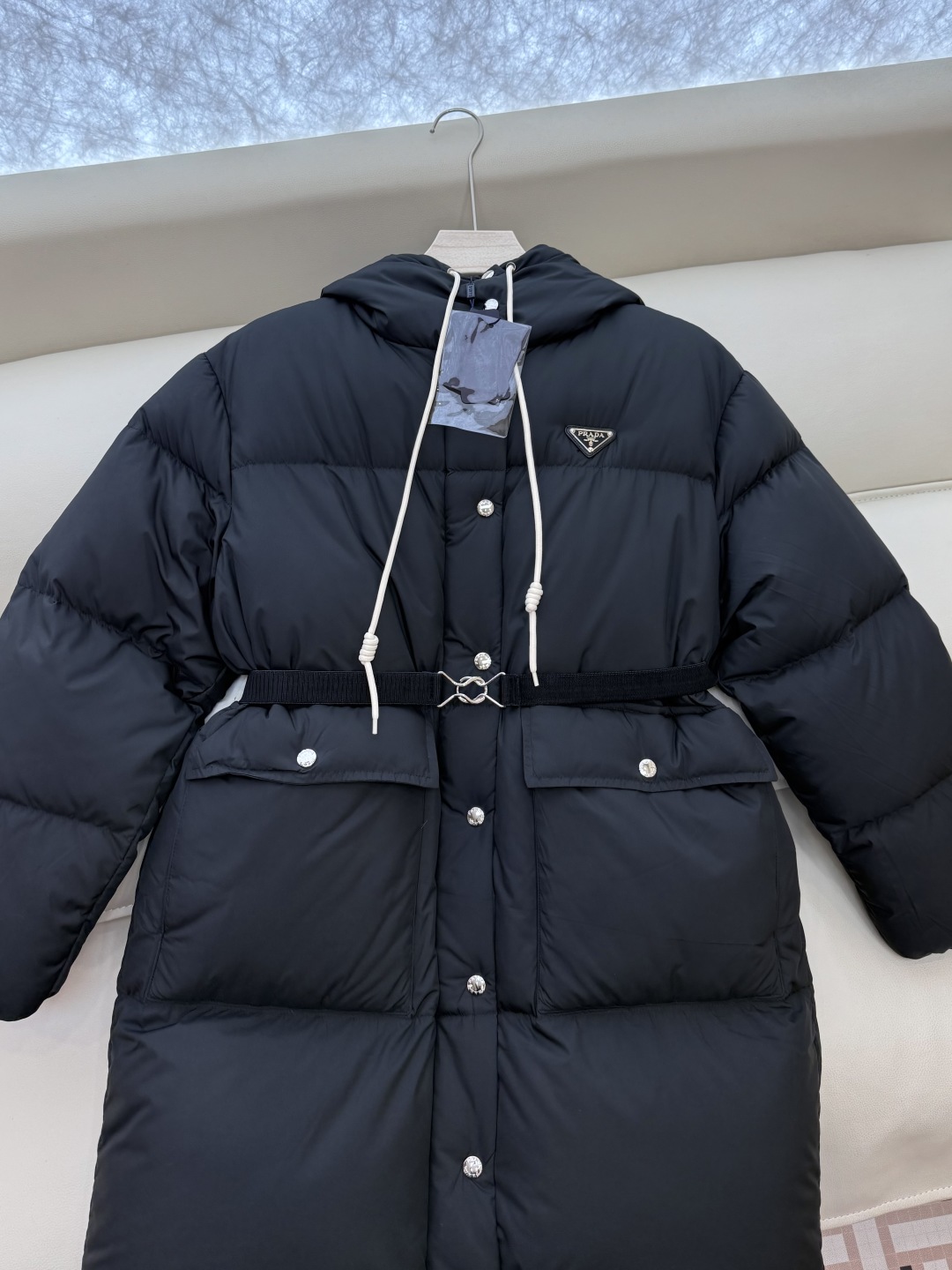 #新款羽绒服⚠️2025。
Prada 三角标 90% 白鹅绒 保暖长袖羽绒服 长款 黑色 咖色 米白色