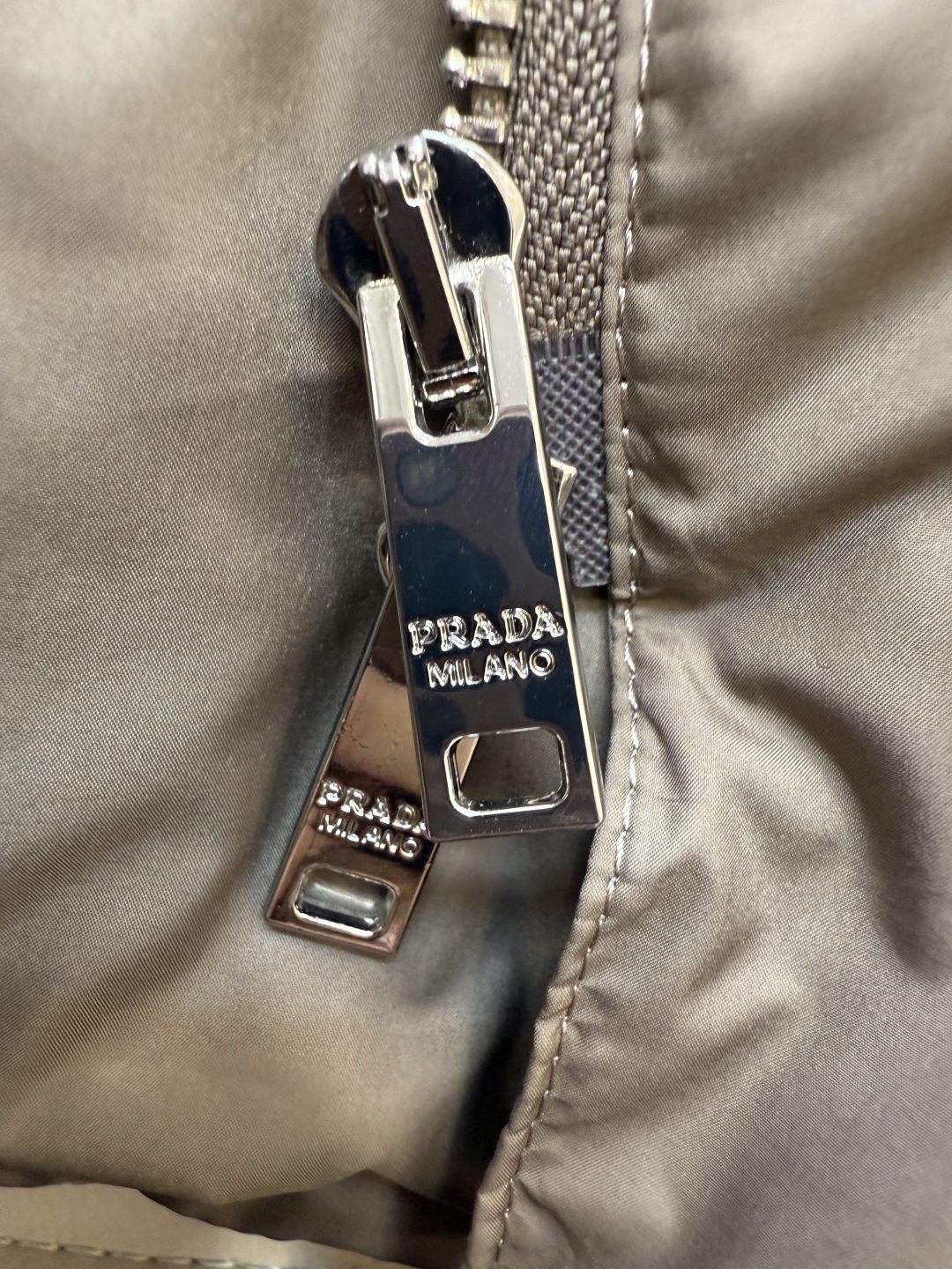 #新款羽绒服⚠️2025。
Prada 三角标 90% 白鹅绒 保暖长袖羽绒服 长款 黑色 咖色 米白色