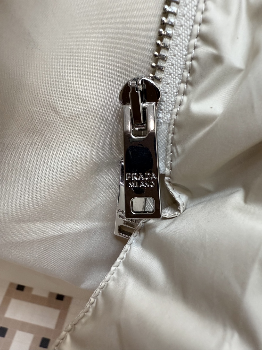 #新款羽绒服⚠️2025。
Prada 三角标 90% 白鹅绒 保暖长袖羽绒服 长款 黑色 咖色 米白色