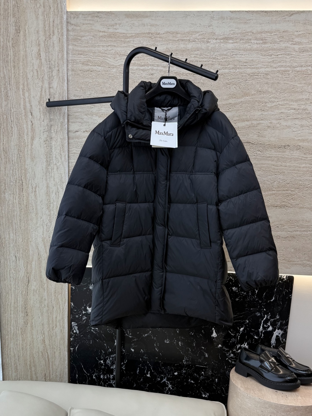 #新款羽绒服⚠️2025。
Max 最新款 一手长 带帽 90% 白鹅绒 羽绒服 黑色 38/40/42