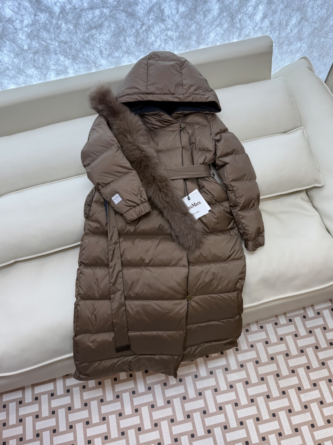 9230-1#新款羽绒服⚠️2025。
max mara 双面穿 超大狐狸毛领 扣子款长款 90% 白鹅