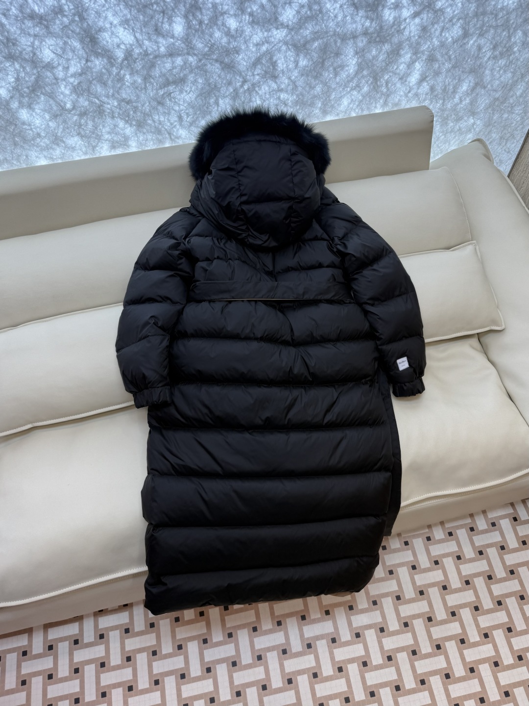 9230-1#新款羽绒服⚠️2025。
max mara 双面穿 超大狐狸毛领 扣子款长款 90% 白鹅