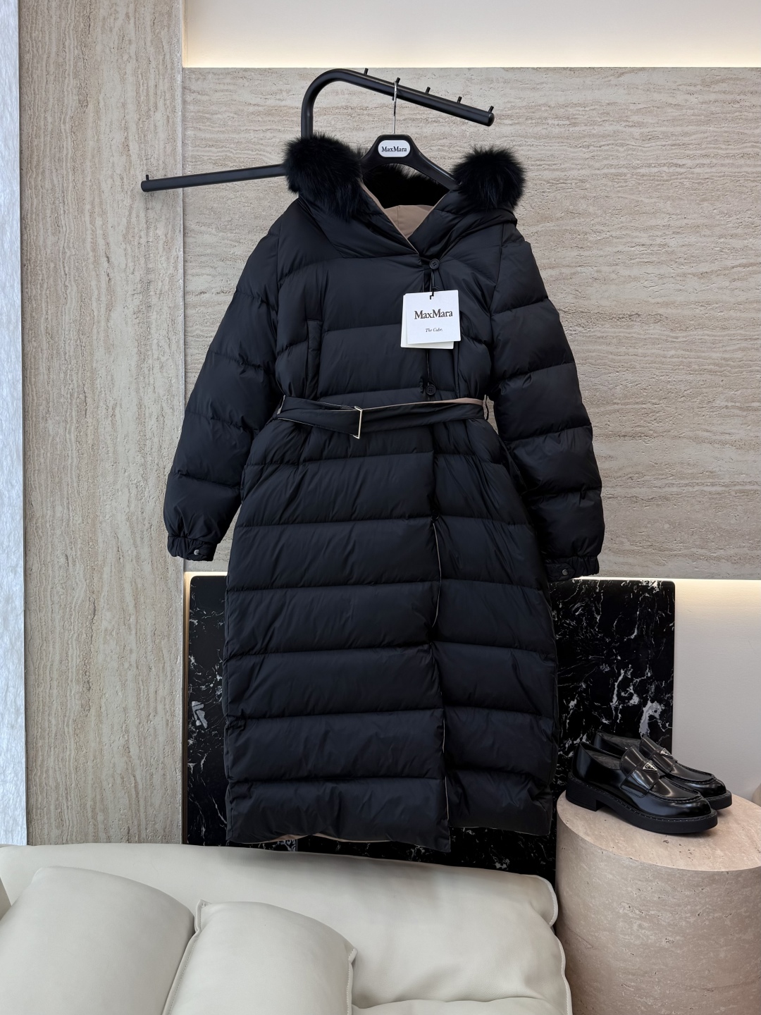 9230-1#新款羽绒服⚠️2025。
max mara 双面穿 超大狐狸毛领 扣子款长款 90% 白鹅