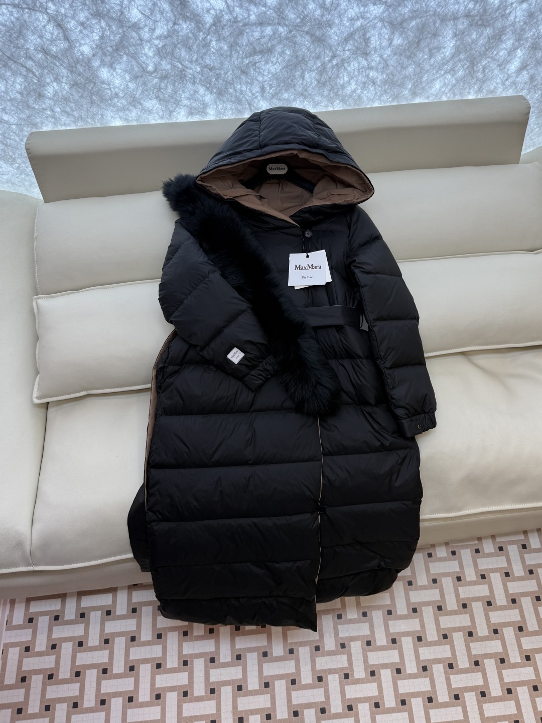 9230-1#新款羽绒服⚠️2025。
max mara 双面穿 超大狐狸毛领 扣子款长款 90% 白鹅