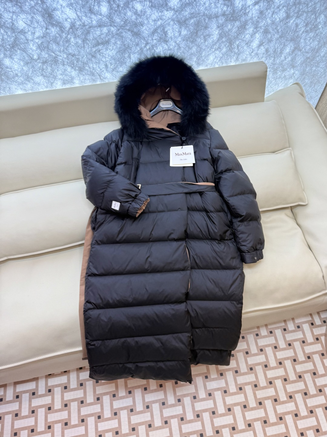 9230-1#新款羽绒服⚠️2025。
max mara 双面穿 超大狐狸毛领 扣子款长款 90% 白鹅