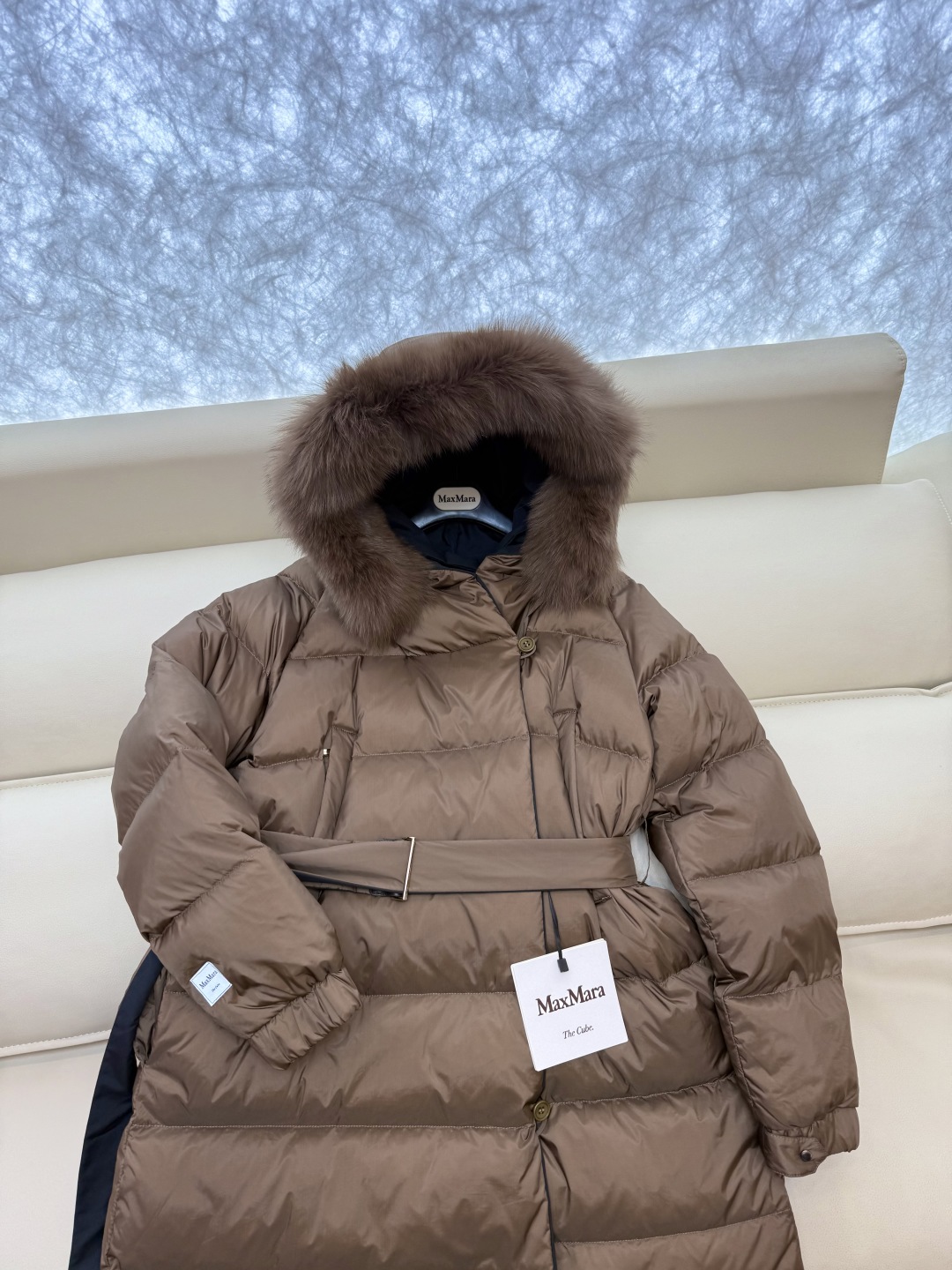 9230-1#新款羽绒服⚠️2025。
max mara 双面穿 超大狐狸毛领 扣子款长款 90% 白鹅