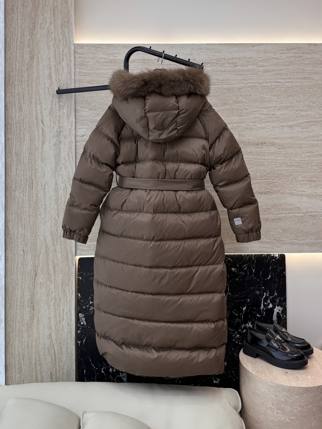 9230-1#新款羽绒服⚠️2025。
max mara 双面穿 超大狐狸毛领 扣子款长款 90% 白鹅