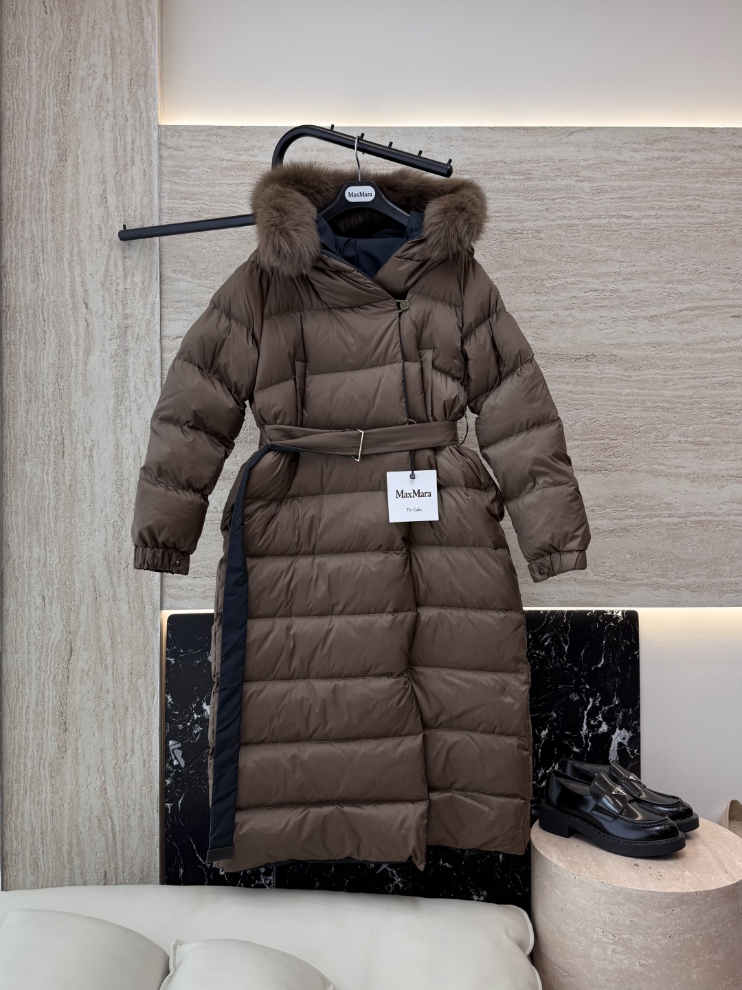 9230-1#新款羽绒服⚠️2025。
max mara 双面穿 超大狐狸毛领 扣子款长款 90% 白鹅