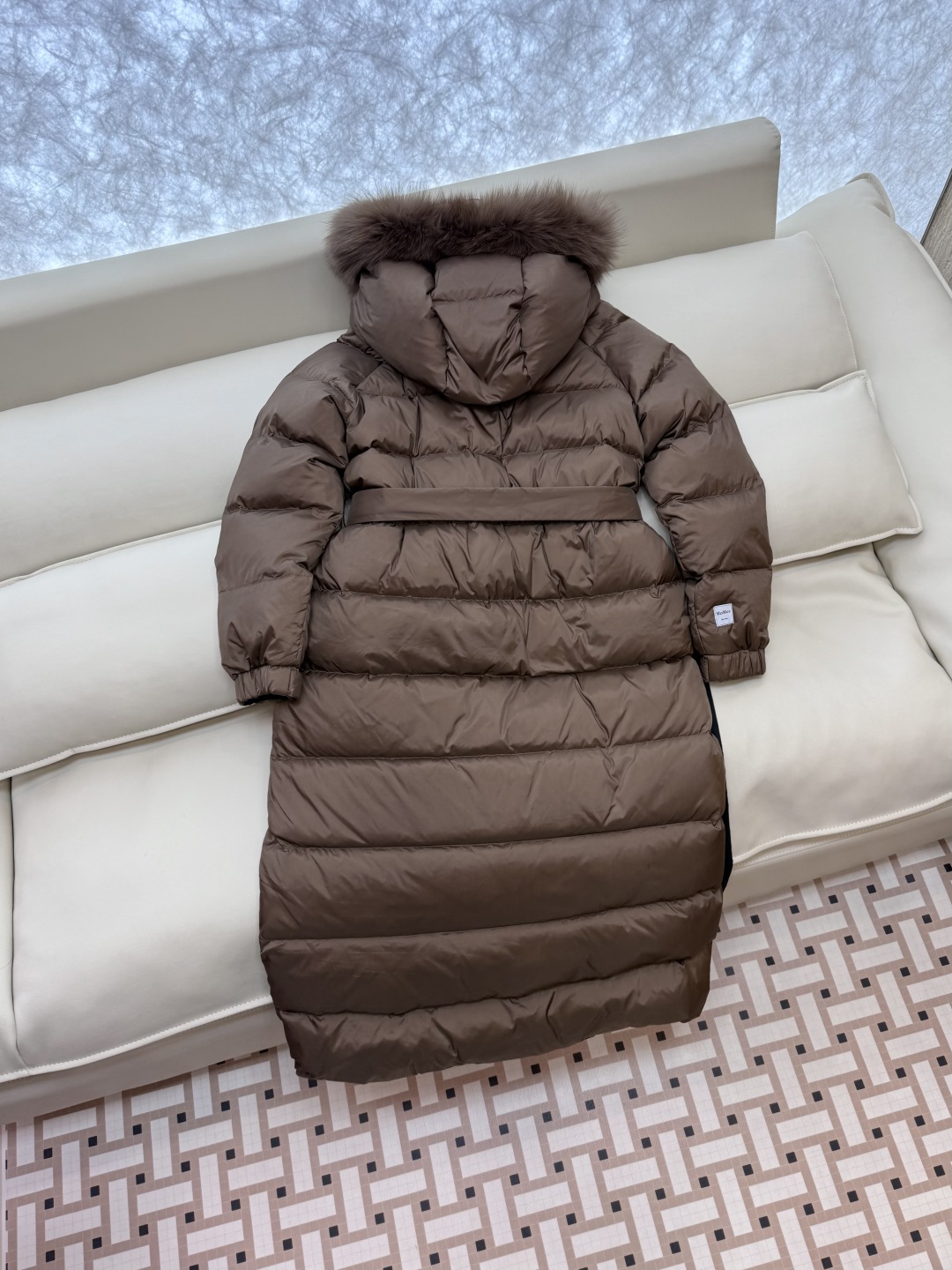 9230-1#新款羽绒服⚠️2025。
max mara 双面穿 超大狐狸毛领 扣子款长款 90% 白鹅
