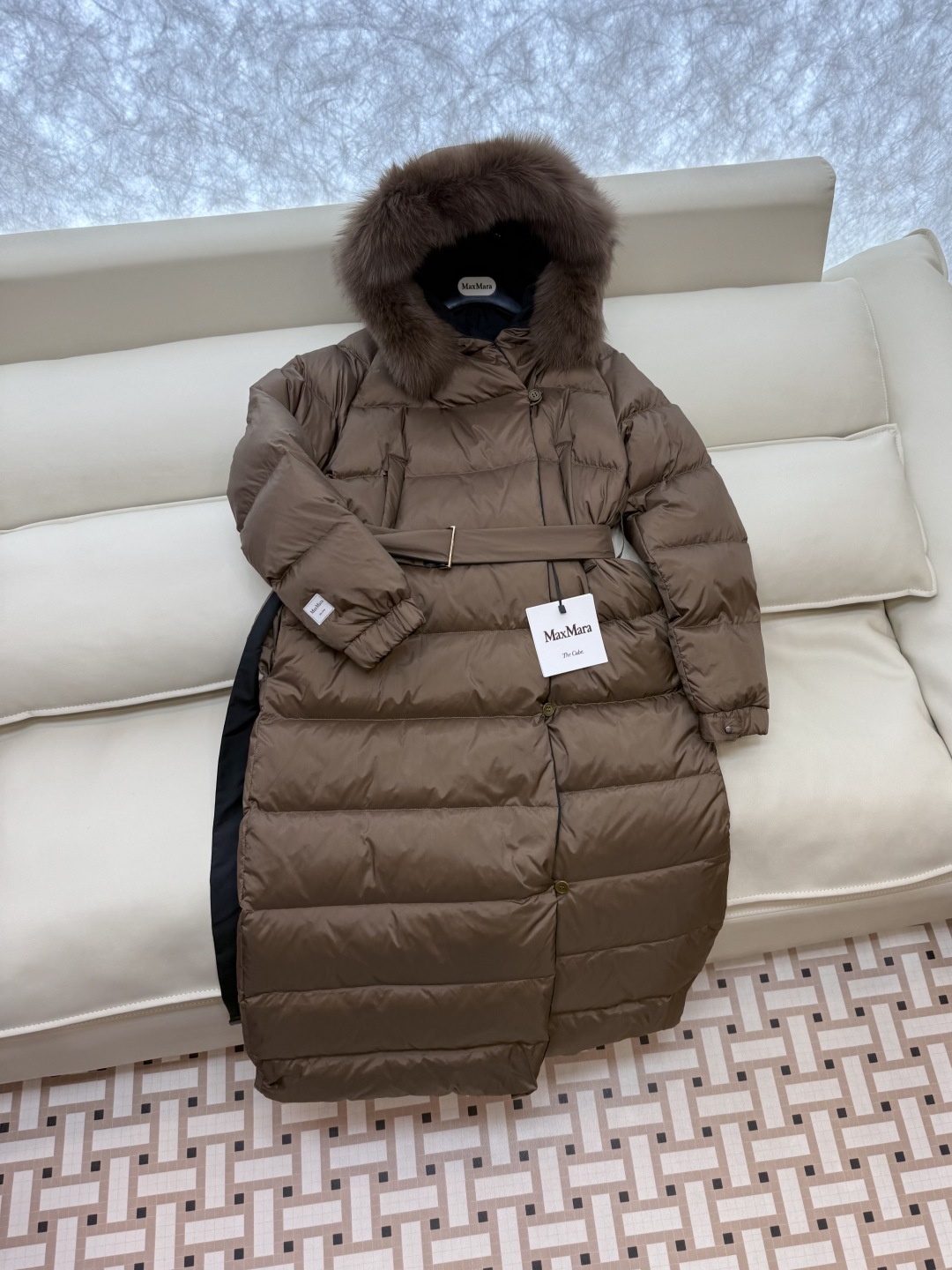 9230-1#新款羽绒服⚠️2025。
max mara 双面穿 超大狐狸毛领 扣子款长款 90% 白鹅